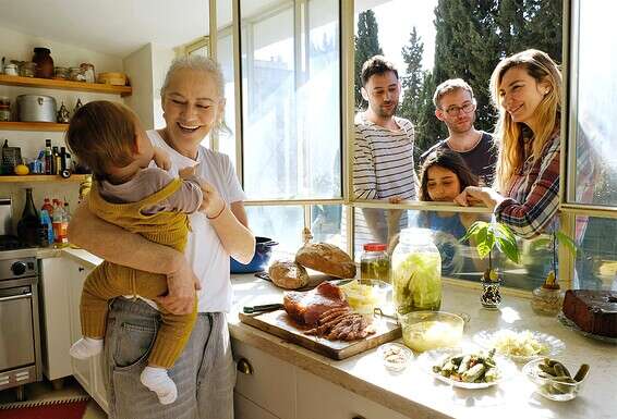 "יודעים לבשל, ויודעים לאכול". עם ילדיה מיכל, הלל וחיים יצחק, והנכדות דניאלה וגבריאל־לי // צילום: אלכס ליבק