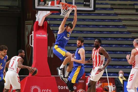 זיז'יץ' מרחף בבלגרד// האתר הרשמי של הכוכב האדום בלגרד