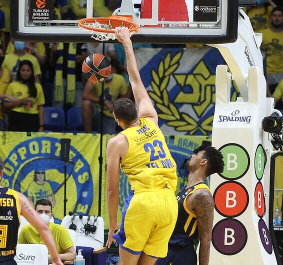 ז'יז'יץ' מטביע בהיכל, הערב //  צילום:דני מרון