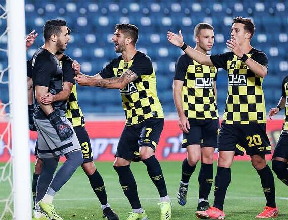 שחקני בית"ר חוגגים עם איתמנר ניצן // צילום: דני מרון