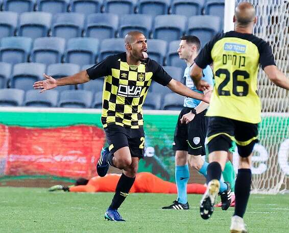 אורי מגבו חוגג מול כפ"ס // צילום: דני מרון