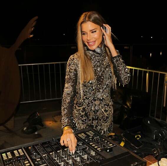 נטלי דדון איז אין דה האוס. עם בגד יוקרתי מבית "התרבוש" // צילום: רפי דלויה