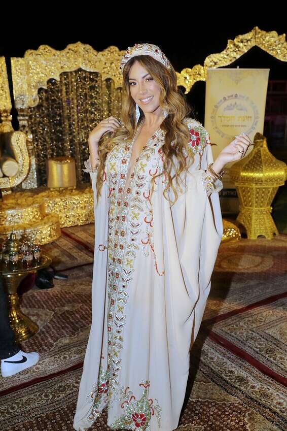 לא סופרת קלוריות. שר פיטנס בכפתן מסורתי של "התרבוש" // צילום: רפי דלויה