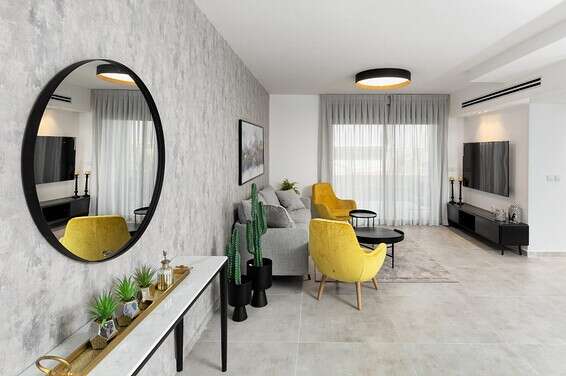 סלון בדירה שבונה חברת אסיה סיירוס  // צילום: נדב פקט