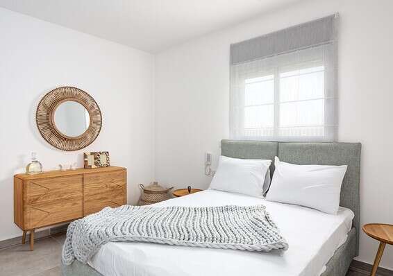 חדר שינה בדירה של אסיה סיירוס // צילום: נדב פקט