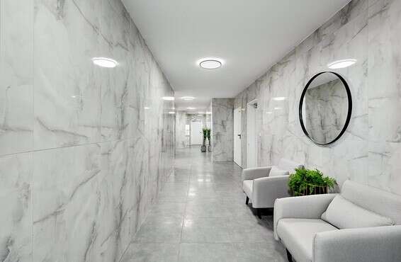 לובי בבניין חדש בבניית חברת אסיה סיירוס // צילום: נדב פקט