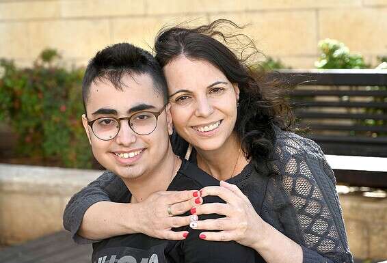 "אחרי הניתוח צחקתי עם כולם שהנה, אני הולכת להזדכות על הלב המלאכותי". רון גבע ואמו אתי, השבוע // צילום: אפרת אשל