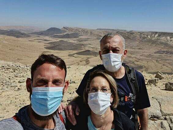 המסכות עו ילוו אותנו. בצילום נחמן אש מטייל עם אשתו פרופ׳ שפרה אש ובנו