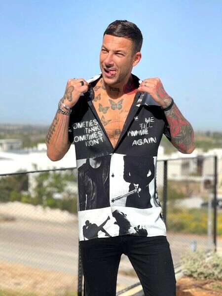 מדגמן במרץ. זירה בצילומים ל"מאניה ג'ינס"// צילום: iconbymedio