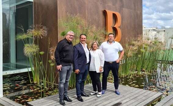 אורן, נורית ומוטי כוזהינוף עם יוסי כהן, מנכ"ל נקסט אורבן // צילום: מתן אבני