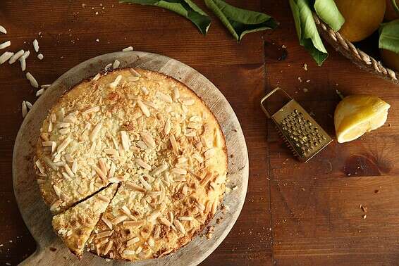 עוגת לימון, שקדים, קוקוס ושוקולד לבן // צילום: לירון אלמוג