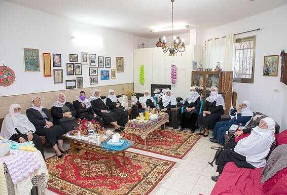 בוכות יחד וצוחקות יחד. קבוצת האלמנות והאמהות השכולות ב"בית החם" // צילום: מישל דוט קום