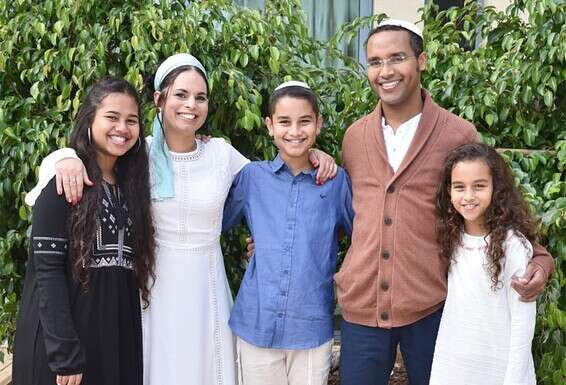 "נישקנו אותו, שרנו לו, אמרנו לו כמה אנחנו אוהבים אותו, ושחררנו אותו". יגל ז"ל בשבת בר המצווה עם הוריו שמואל ואביבה ואחיותיו הילה וגפן // צילום: מיקי שיטרית הפקות