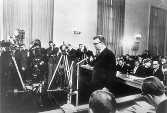 עדות שהפלילה את מנגלה. ד"ר הורסט פישר במשפטו בברלין ב־1966