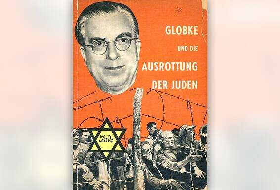 "רדיפה" לצורכי תעמולה. כרזה של המשטר המזרח־גרמני נגד הנס גלובקה, שהיה ממנסחי חוקי הגזע ואחרי המלחמה שימש מנהל לשכת קנצלר מערב גרמניה קונראד אדנאואר