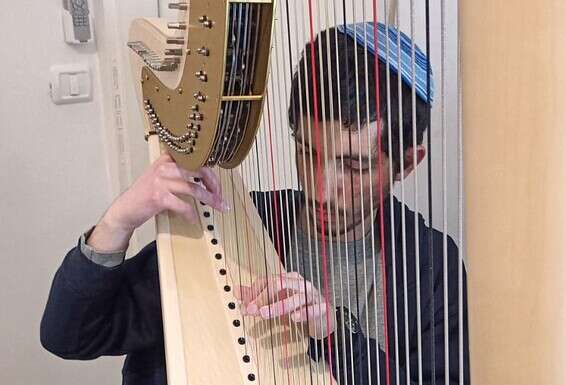 "בהתחלה למדתי לנגן רק משמיעה". נחום והנבל