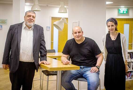 "עושים עבודה עדינה - למצוא את משמעות האדם". במכון פוירשטיין, עם הרב ד"ר רפי פוירשטיין ומנהלת המחלקה חוה דרדיק // צילום: אורן בן חקון