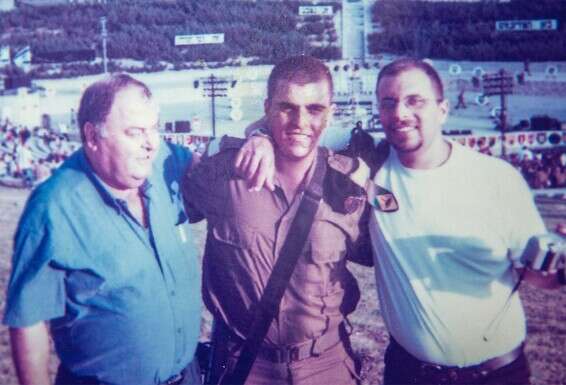 מימין: משה, ניר ומרדכי. "בלעדיהם נהיינו חצי משפחה"