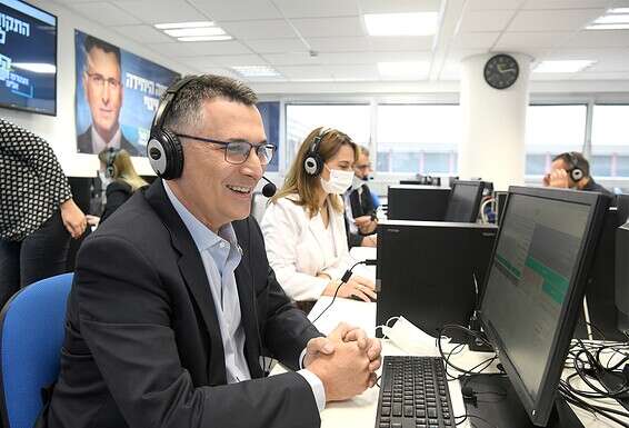 גדעון סער מדבר עם מצביעים // צילום: יוסי זליגר