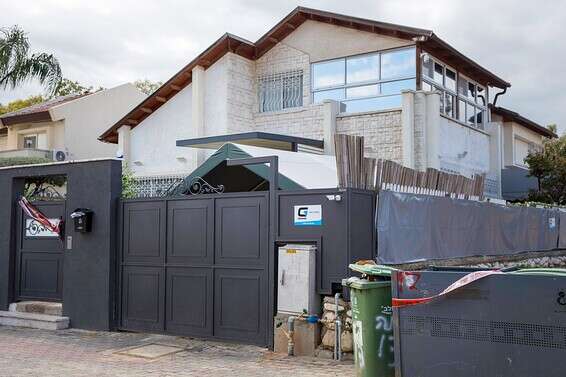 בית המשפחה בקריית גת. מבקשים להתפלל לבריאות האב // צילום: יהודה פרץ