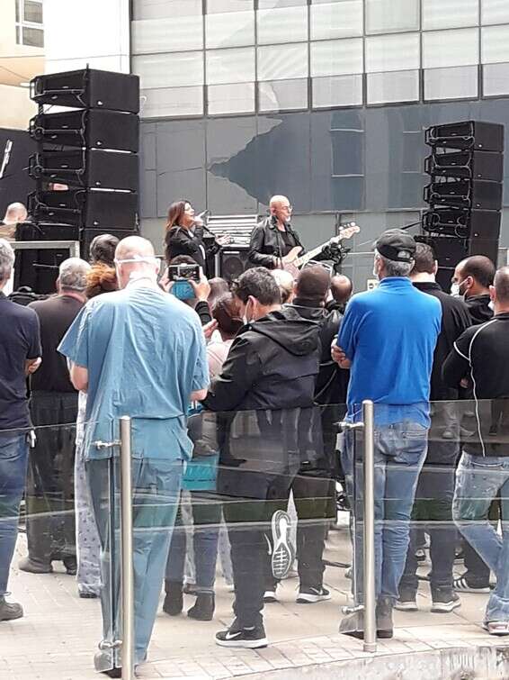 כולם באו להאזין לזוכה