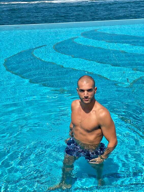 באלאס בבריכה של המלון