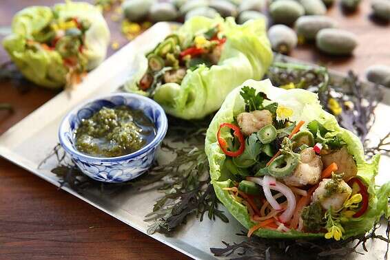 סירות חסה במילוי דג פריך ואביבי // צילום: לירון אלמוג