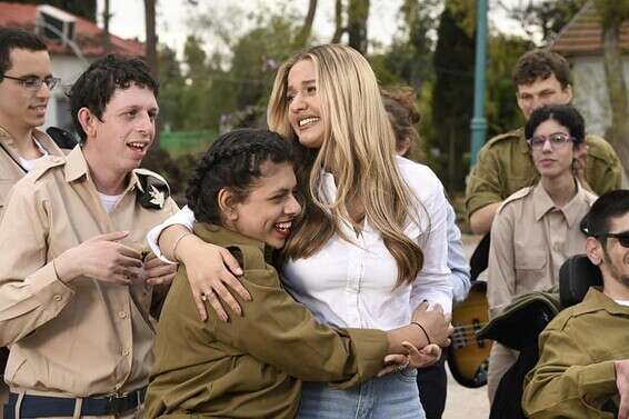 לא הצליחה לעצור את הדמעות. עדן בן זקן והילדים