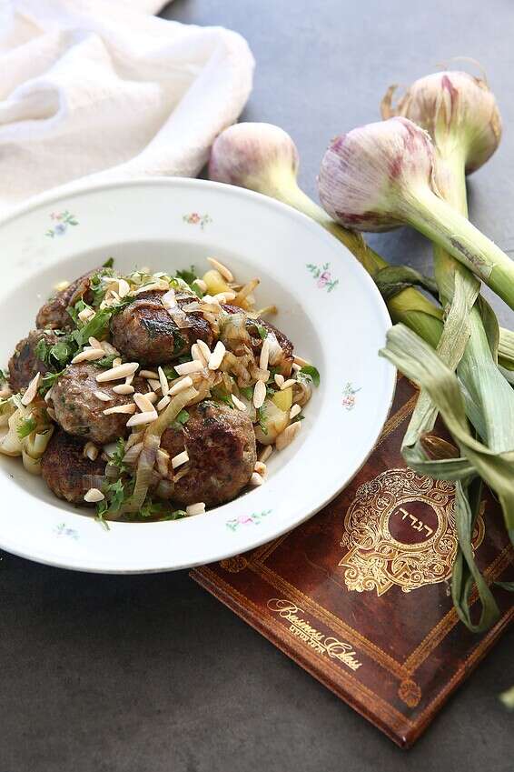 קציצות עוף בטעם של פסח // צילום: לירון אלמוג