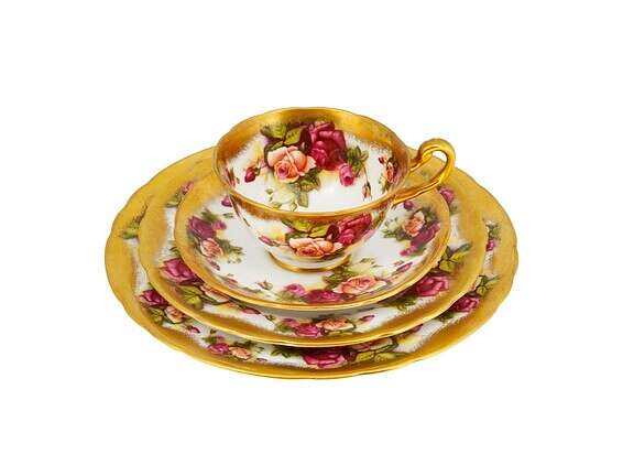 כוס ותחתית פורצלן אנגליות, גלריה בורדו // צילום: גיל ברגר