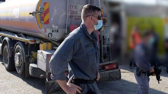 תיעוד מתוך סגירת תחנת הדלק // צילום: דוברות המשטרה