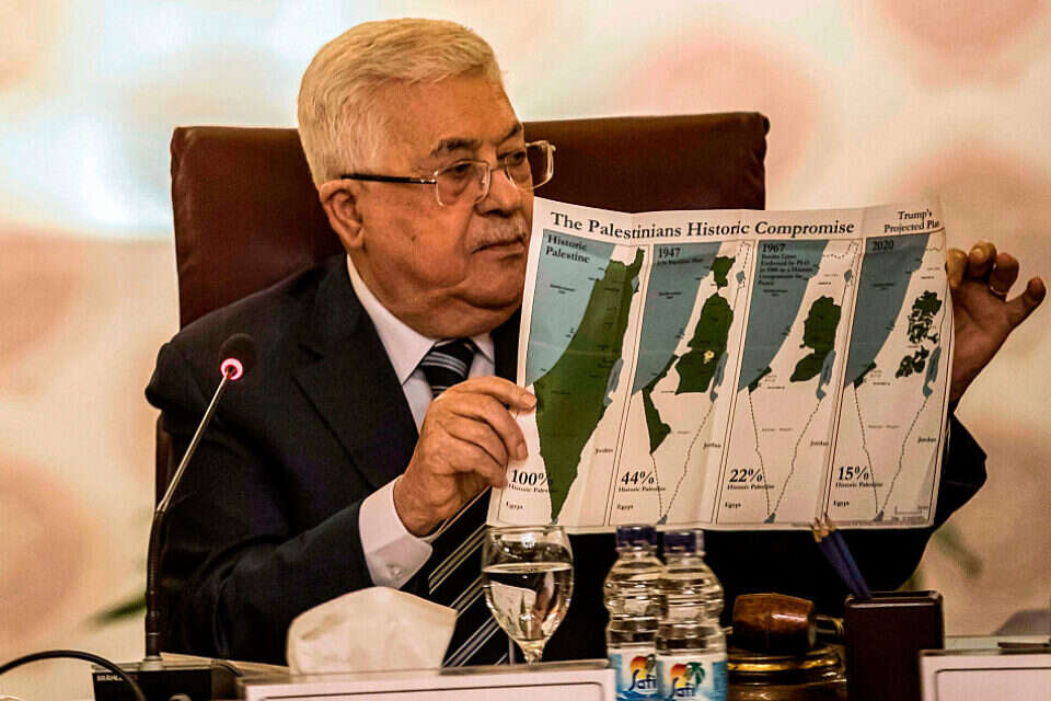 יו"ר הרשות מחמוד עבאס מחזיק מפה של "פלשתין השלמה". "2022 אף עשויה להפוך לשנת הקבורה של הרעיון הלאומי הפלשתיני" , אי.אף.פי