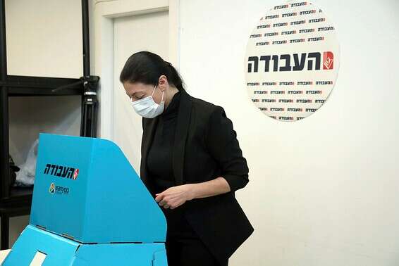 ח"כ מרב מיכאלי מצביעה בפריימריז לראשות מפלגת העבודה, שלשום // צילום: גדעון מרקוביץ'
