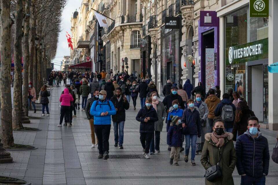 אנשים מסתובבים בשאנז אליזה שבפריז, צרפת , איי.פי.