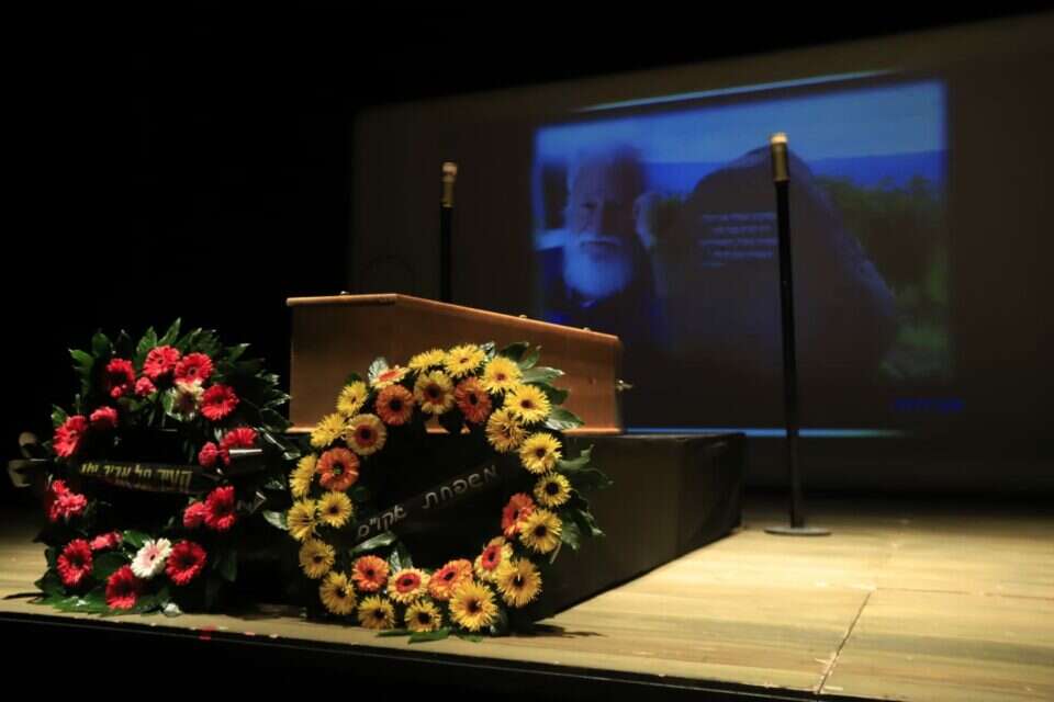 Yoram Taharlev's daughter at the funeral service 