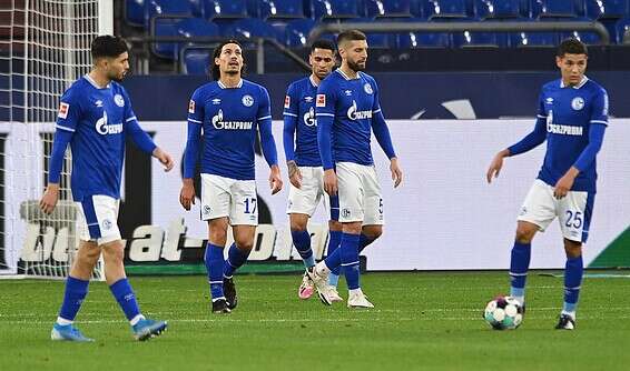 שחקני שאלקה בפוזה אופיינית השנה. יצאו מהמצב הקשה? // צילום: אי.פי.אי