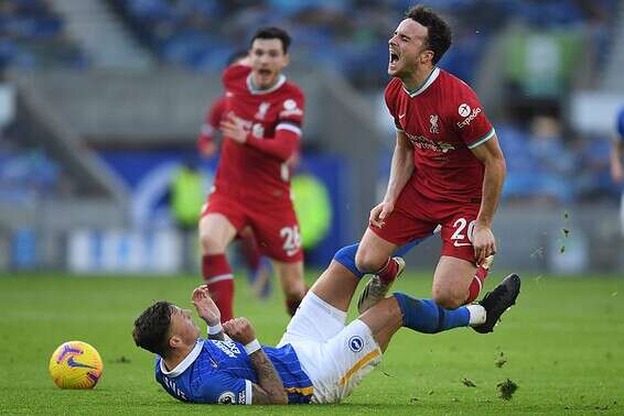 בן ווייט מתקל בגסות את ז'וטה, היום בברייטון // צילום: אי.פי.אי