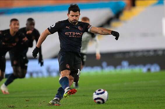 קון כובש מהנקודה הלבנה, אתמול מול פולהאם // צילום: רויטרס