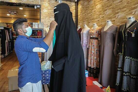 מוכר מציד בורקה בחנות בסרי לנקה // צילום: איי.פי