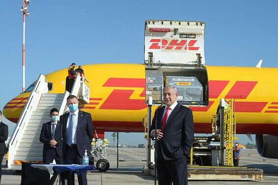 רה"מ נתניהו (מימין) ושר הבריאות אדלשטיין בטקס קבלת החיסונים, בשבוע שעבר // צילום: עמוס בן גרשום, לע"מ