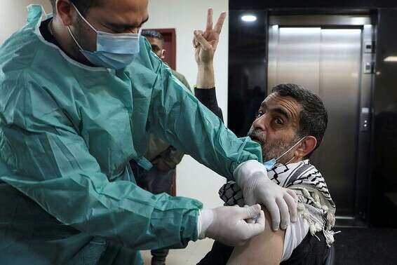 איש צוות רפואי בשכם מקבל את החיסון לקורונה, לפני כשבועיים // צילום: אי.אף.פי