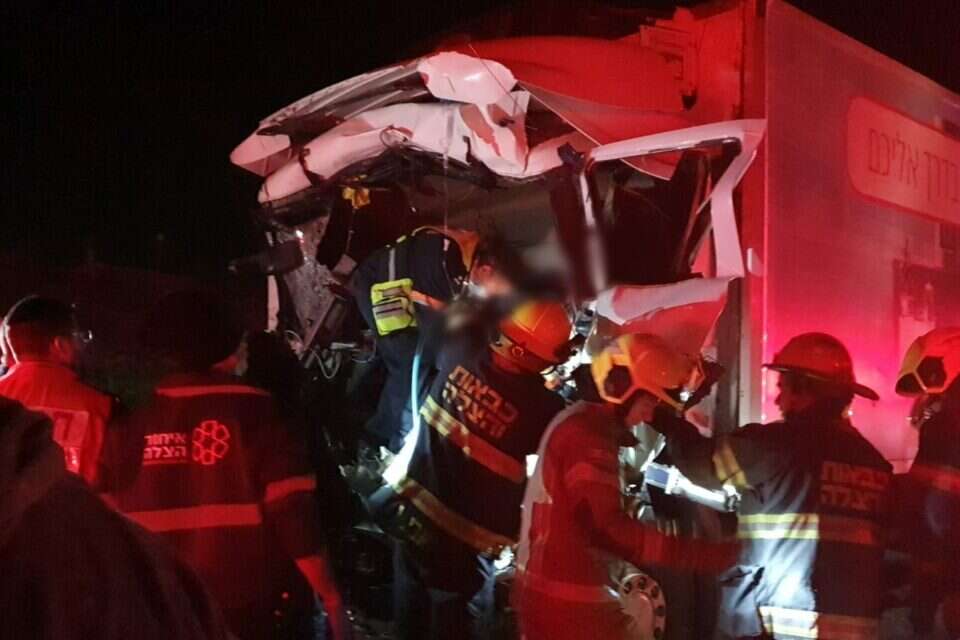הרוג בין שתי משאיות סמוך למחלף שורק , דוברות מד"א