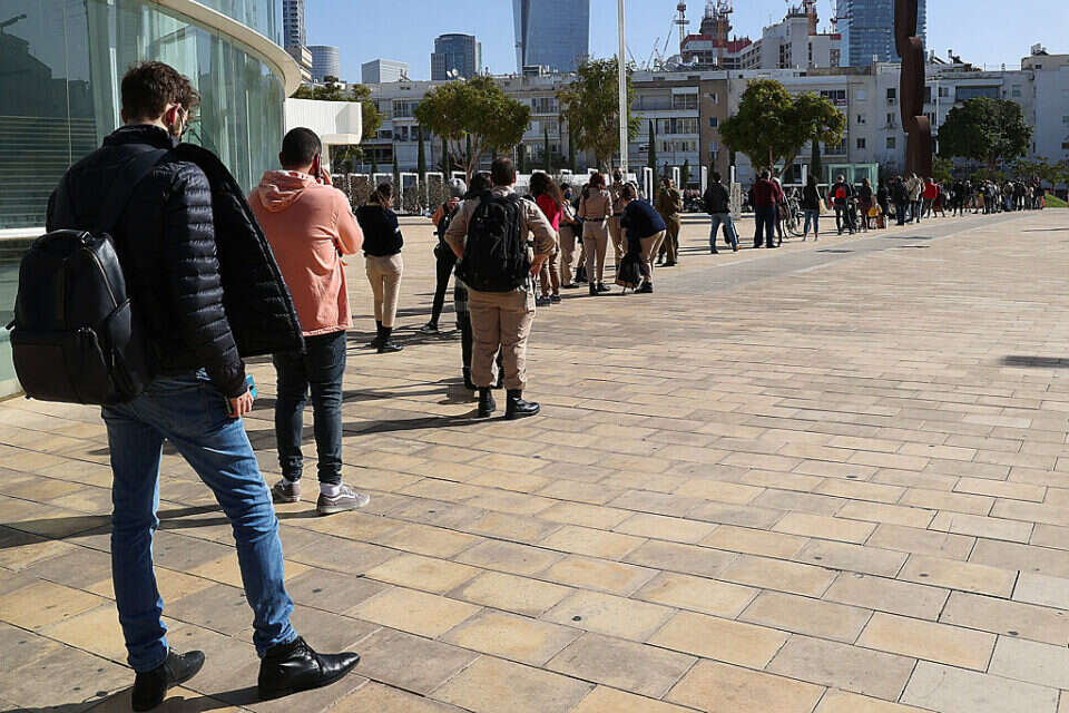 תור לבדיקות קורונה. "במקום להרחיב את מערך הבדיקות, הטילו את הבדיקות על הציבור" , קוקו