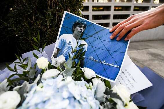 האוהדים מתקשים להיפרד מדייגו. אגדה שהייתה באמת // צילום: אי-פי