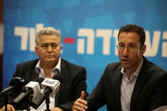 איציק שמולי (מימין) ועמיר פרץ // צילום ארכיון: אורן בן חקון