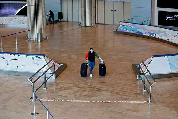 נוסע באולם קבלת הפנים בנתב"ג, בחודש שעבר (למצולם אין קשר לכתבה) // צילום: איי.אף.פי.