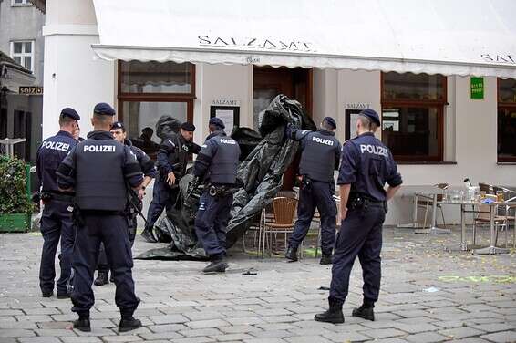 שוטרים באזור הפיגוע // צילום: GettyImages