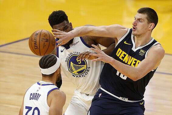 יוקיץ' מול ההגנה של גולדן סטייט. נראה מצוין // צילום: אי-פי