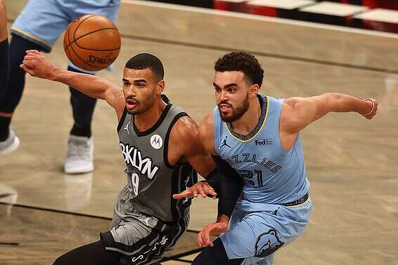 לואוו קברו וג'ונס במאבק, הלילה // צילום: אי.אף.פי