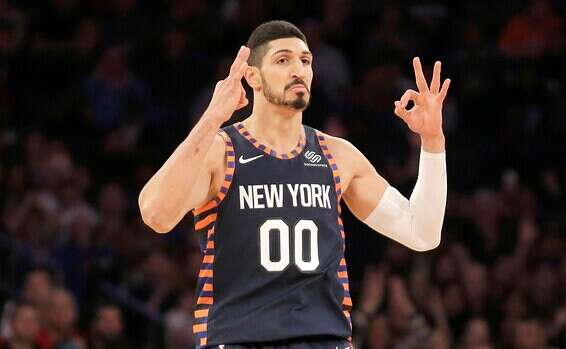 אנס קאנטר במדי הניקס. "המצב בטורקיה הוא עצוב" // צילום: אי-פי